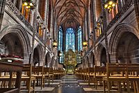 Liverpool Cathedral, 189 m langer, steingewölbter Abseitensaal