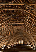 Vue intérieure sur une charpente en bois.