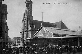 Vue de l'ancienne église Saint-Louis, des halles du même nom, de la place Étienne-Dolet et la rue Keravel.