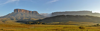 Le Kukenan (à gauche) et le Roraima (à droite), deux tepuys du plateau des Guyanes dans le parc national Canaima, à l'extrême sud-est du Venezuela. (définition réelle 4 851 × 1 533)