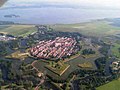 Fortikigita urbo Naarden en Nederlando