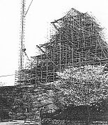 Photo de la construction d'un bâtiment. Les nombreuses poutrelles métalliques font partie de la forme finale de la constrution.