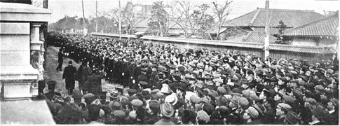 photo d'une foule importante réunie dans une rue.