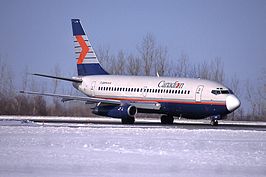 Boeing 737-200 op Ottawa Macdonald-Cartier International Airport in 2001