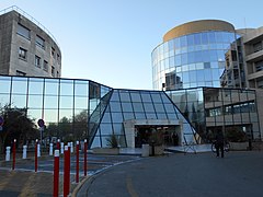 Entrée principale de l'hôpital Arnaud de Villeneuve.