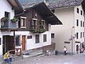 Une maison traditionnelle du chef-lieu, avec le symbole walser.