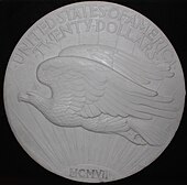 Modèle de pièce de monnaie représentant un aigle volant vers la gauche avec les inscriptions United States of America, Twenty Dollars et MCMVII.