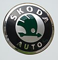 1991–2011: Nach dem Einstieg von Volkswagen wurde der Škoda-Pfeil weitergeführt. In einer schwarzen Umrandung steht die Inschrift „Škoda Auto“ zur Unterscheidung vom Škoda-Maschinenbaukonzern in Pilsen.