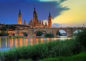 Basilika Our Lady of the Pillar lan jembatan Puente de Piedra ing Kali Ebro