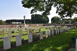 Le cimetière britannique implanté à l'arrière du cimetière communal.