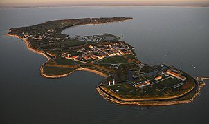 L'île d'Aix est l'une des plus petites îles de la Charente-Maritime qui garde l'entrée nord de l'estuaire de la Charente.