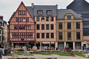 Vue d'immeubles situés sur la place.