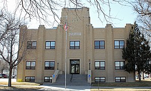 Morgan County Courthouse and Jail in Fort Morgan. Das im Jahr 1921 errichtete Gefängnis und das 15 Jahre später im Stile des Art déco erbaute Courthouse stehen als separate Gebäude in einem Häuserblock. Im April 2002 wurden sie als ein Objekt in das NRHP eingetragen.[1]