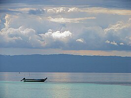 De straat Cebu met het eiland Cebu in de achtergrond.