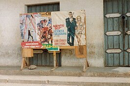 Oude filmposters van Dr. No (geheel rechts) en For Your Eyes Only in Somalië met James Bond en Honey Ryder afgebeeld.