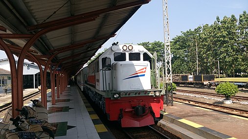 Kereta api Probowangi saat berhenti di Stasiun Jember