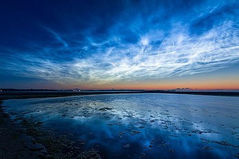 Nuages noctulescents au-dessus de la station balnéaire allemande de Laboe. (définition réelle 5 985 × 3 990)