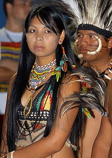 Photographie couleur d'une femme et d'un homme indiens en costume traditionnel.