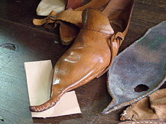 Poulaines are turnshoes which have toe boxes with protruding points.