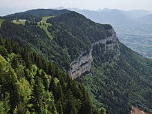 Vue de falaises du haut de la montagne