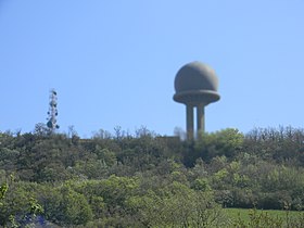 Le radôme militaire au sommet du fort.