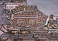 La rappresentazione della mappa di Madaba della Gerusalemme del VI secolo ha il Cardo Maximus, la strada principale della città, che inizia dalla porta settentrionale, l'odierna 'Porta di Damasco', e attraversa la città in linea retta da nord a sud fino alla "Chiesa di Nea"