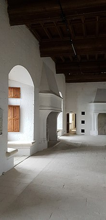 Fotografia che rappresenta uno dei caminetti monumentali all'interno di una sala di ricevimento.