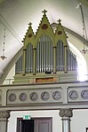 Orgel från 1977 och orgelläktare från 1872