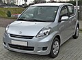 Daihatsu Sirion II (2004–2010), 1,55 m hoch und ca. 3,65 m lang