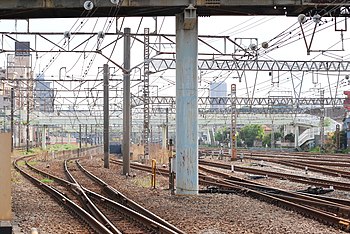 高島線（左側）と羽沢線[1]（右側トンネル）との分岐点（鶴見駅〈京急花月総持寺駅付近〉 2011年5月8日）