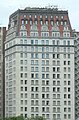 O edificio da Germania Life Insurance Company en Nova York, construído en 1911, cunha cuberta en mansarda de catro andares[4].