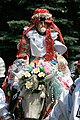 Un mozu cola vistimienta tradicional y una rosa na so boca mientres la cabalgata de los Reis de Vlcnov en 2007.