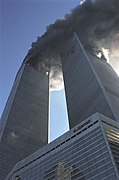 WTC 3 nad płonącymi bliźniaczymi wieżami w po zamachach z 11 września 2001 roku