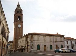 Piazza Enrico Toti, vista della Torre Civica