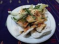 Pecel di Kediri dengan beberapa jenis sayuran dan kerupuk.