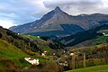 Anvista d'o Txindoki dende Zaldibia, en puyando por a carretera que va enta Larraitz.