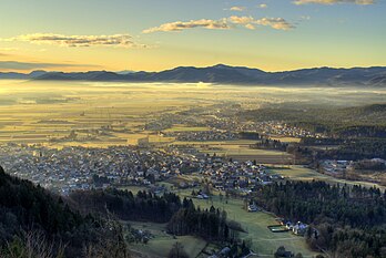 Paysage matinal slovène entre Kranj et Škofja Loka. (définition réelle 3 892 × 2 608)