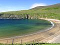 Spiaggia compresa tra promontori rocciosi.