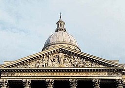 Fronton historié du Panthéon de Paris. Les rampants et la corniche sont ornés de modillons d'aplomb.