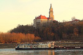 Wallseslottet ved Donaus høyre bredd, ca. 5-6 mil langs elven nedstrøms og østover fra Linz, var Marie Valeries siste hjem.