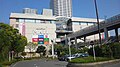 AURORA CITY（日语：オーロラシティ）（西武東次塚店、AURORA MALL、AURORA MALL Annex、AEON STYLE東戶塚） - 西武館及AURORA MALL四樓有行人天橋直通東戶塚站東口。