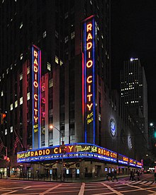 photo de nuit d'un bâtiment éclairé par les inscriptions Radio City.