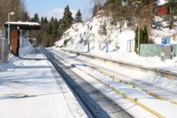 en T-banestasjon på en klar vintersdag, lagt inne i en utsprengt fjellknaus