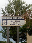 Schild an der Columbine High School