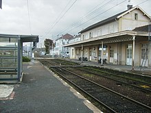 La gare (voies, quais et bâtiment voyageurs).