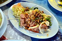 Yam naem est une salade thaïlandaise préparée avec du naem et d'autres ingrédients.