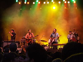 Calexico tijdens een optreden in 2007