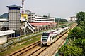 A malajziai ERL (eXpress Rail Link) egy X1-es sorozatú motorvonata Serdang állomás közelében.