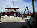 Ein Noni-Schiff beim Verladen im Hafen von Maupiti