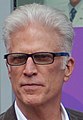 Ted Danson interpreta D. B. Russell